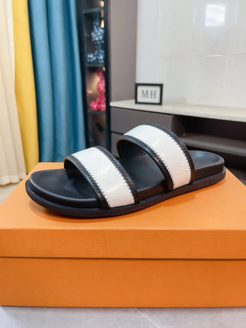 Ex-factory price 320🌹🌹 (lv-Louis Vuitton) new men's sandals, high-end boutique, exquisite embossed logo decoration on the upper, fine workmanship, super soft soles, casual, loose and comfortable, a must-have in summer! \nsize：38-44